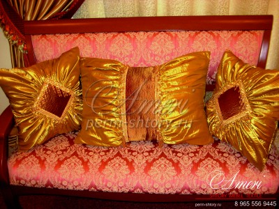 Декоративные подушки с фурнитурой